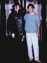 Yu_Suzuki_with_Michael_Jackon_0